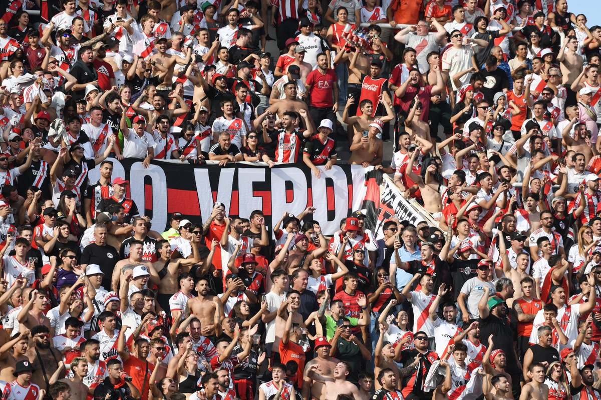 EsosColoresCARP's tweet photo. River y nada más 🐔 https://t.co/IuZMOIMXJX