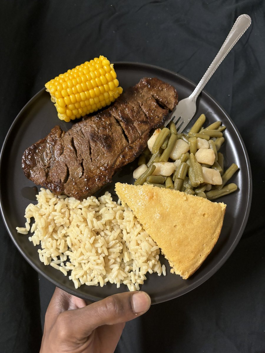 I made dinner tonight! 🍽️🥩🌽🍚🫛

#Steak #CornOntheCob #StringBeans #ButterGarlicRice #Cornbread