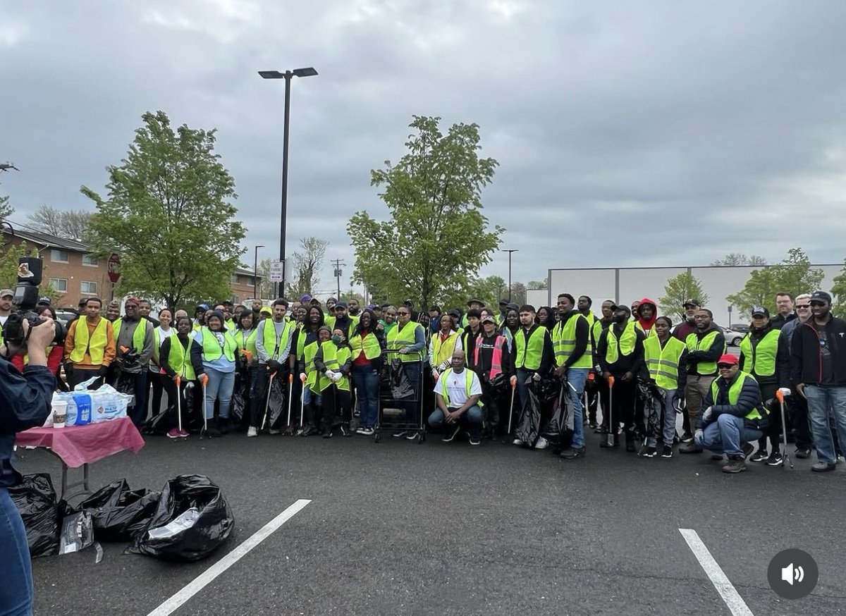 BMHSMustangs's tweet photo. Thank you to the 100+ volunteers who cleaned up Marlboro Pike for Earth Day weekend! Huge thanks to all our partners for their support. And a special thank you to our Director of Donor Relations, Ms. Sandy Mammano, for her leadership. Happy Earth Day 2024! 🌎 #EarthDay #bmhsfamily