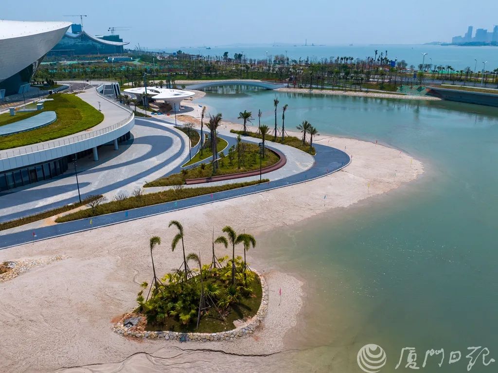 At Xiamen Olympic Center, you can watch sports and have a blast in the “sea”! Yeaaa, a big stretch of water here is connected to the ocean, complete with a 300-meter beach where you can play with water. Come on and have fun in the sun! #VisitXiamen #RomanticXiamen