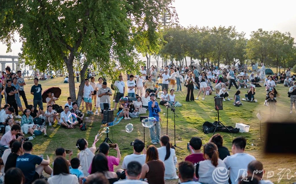 Xiamen’s romance is half sea and half music. Walking at Miles Long Dike with beautiful tunes, like coming across mini-concerts at every step. Sitting on the grass, and watching the trains zoom by. How could it not be at that moment? #VisitXiamen #RomanticXiamen