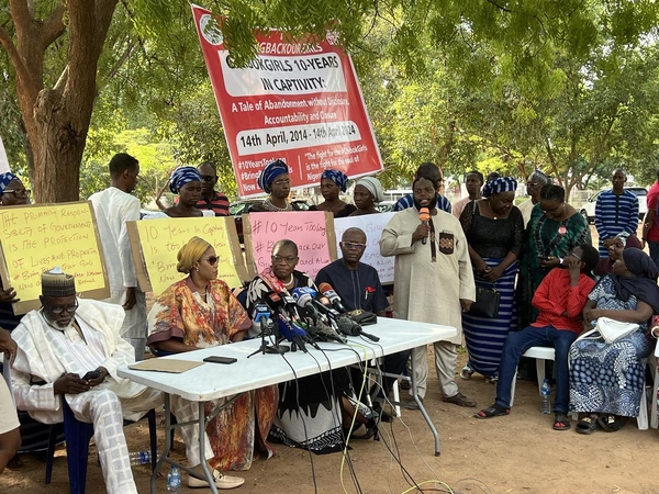 😰Traumático sequestro de 276 meninas na Nigéria completa 10 anos Em 2014, guerrilheiros do islamista Boko Haram raptaram estudantes que se preparavam para exames e as mantiveram como escravas Leia: curt.link/pPfVfM