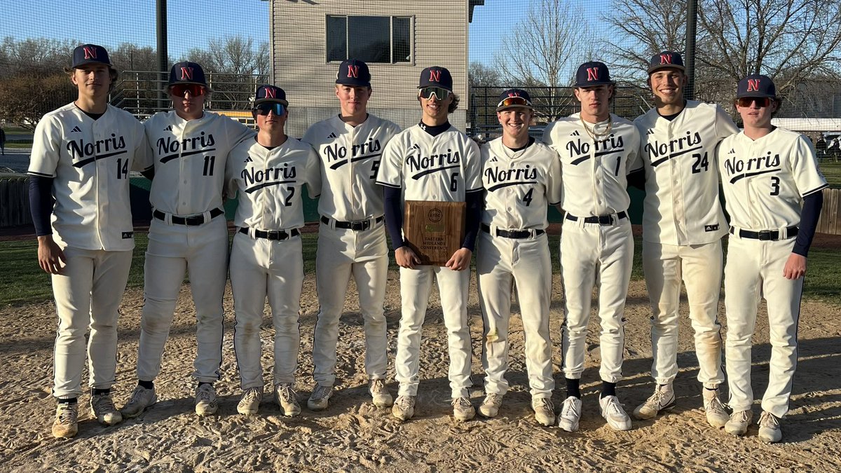 We had a blast celebrating these nine seniors before our game tonight. Special thanks to @REAL_ChrisTy_ for organizing the event and the gifts!