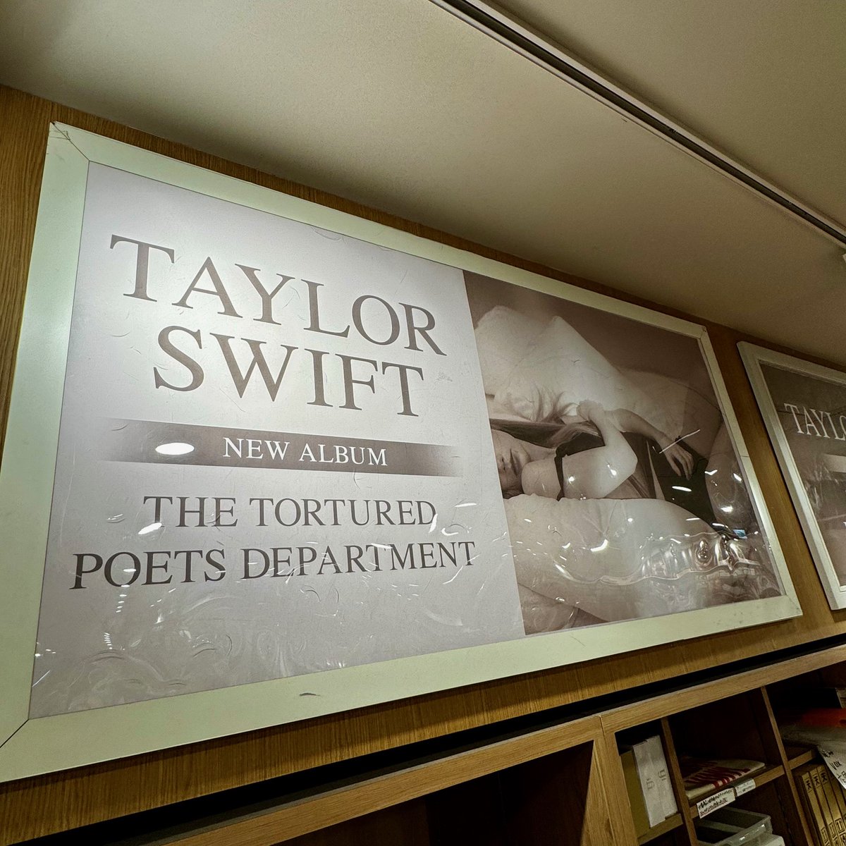 Taylor Swift「The Tortured Poets Department」 大好評発売中！📜🪶 なんと本日より1Fに特大タペストリーが登場！ 期間：4/23(火)～5/6(月)※変更になる場合もございます 6Fのレジ上もTTPD仕様に変更しました！ swiftieの皆様、渋谷にお越しの際はぜひお立ち寄りください😉 #TaylorSwift #TSTTPD