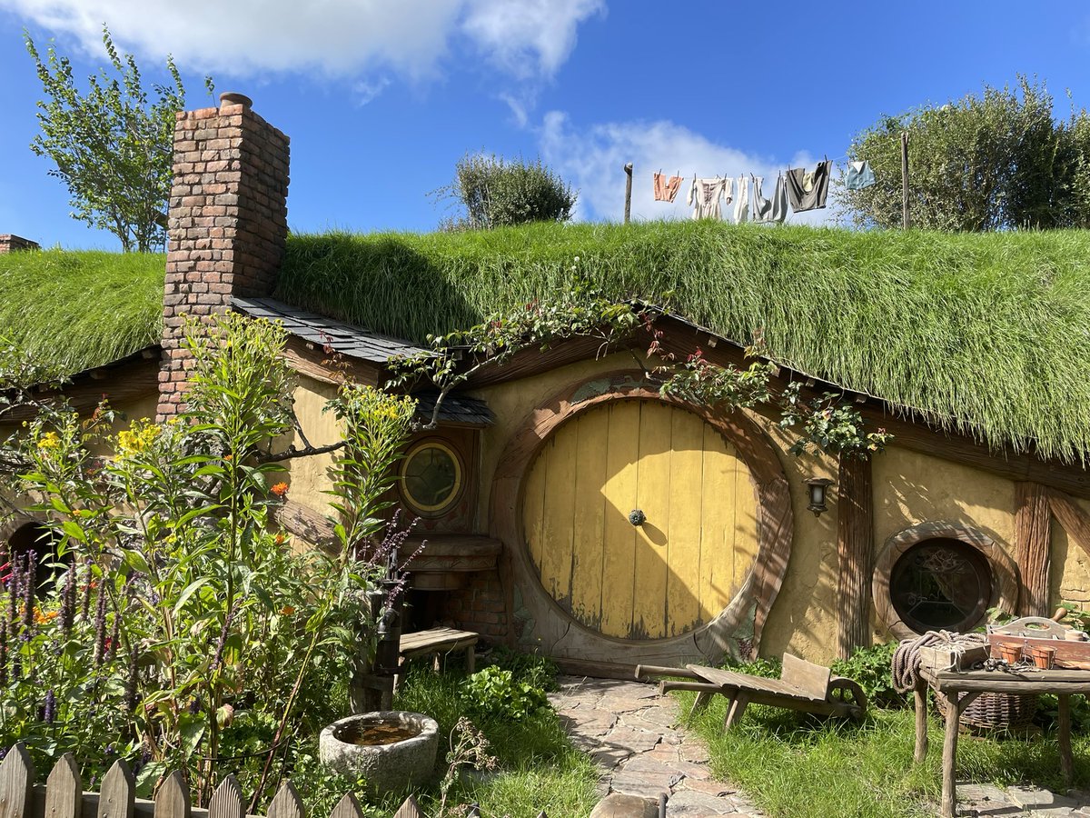 Fandoms_Rise's tweet photo. Hobbiton thread 🌿🍄🌱🍓🍃🌷 https://t.co/14IeNQlypT