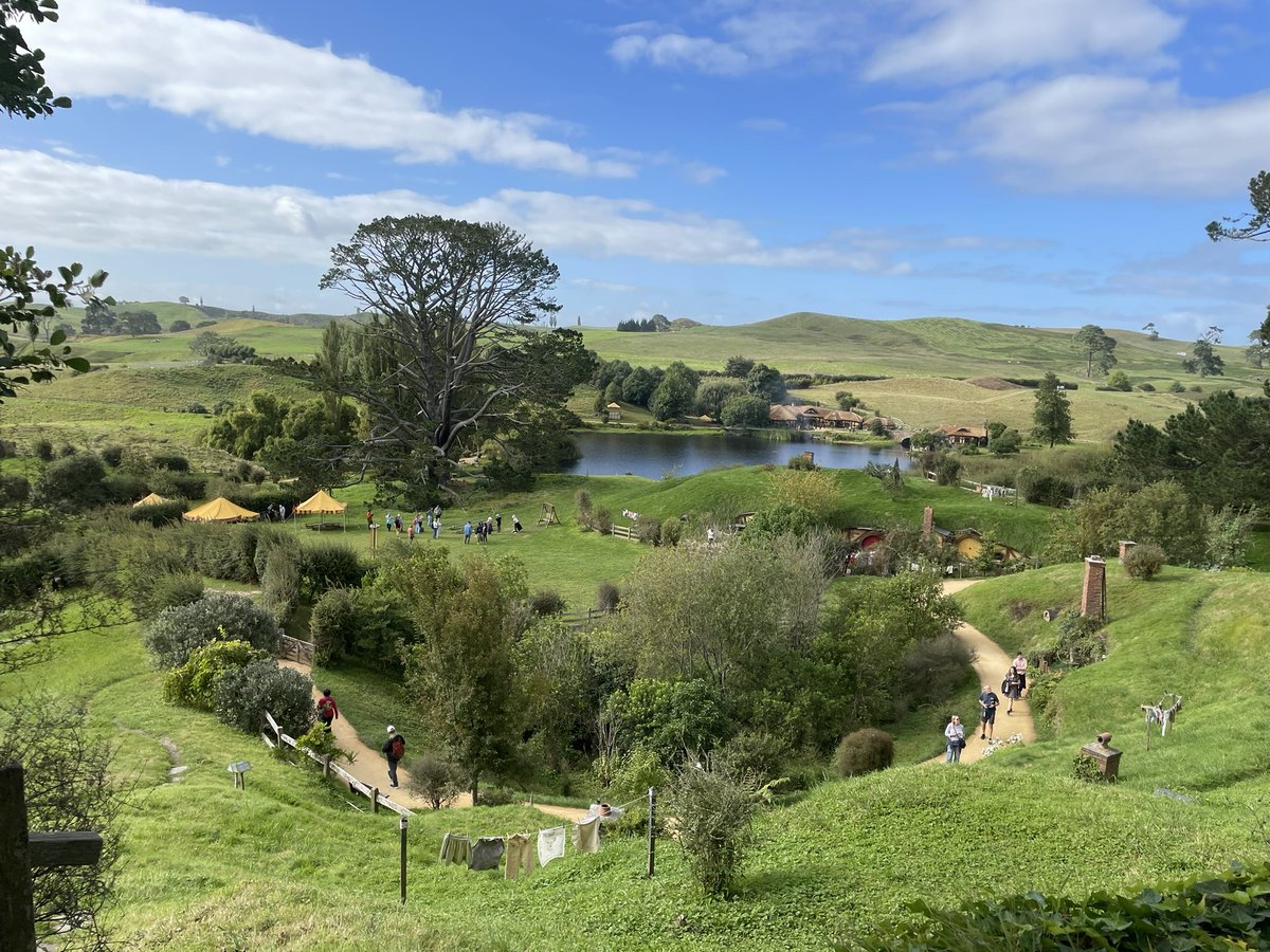 Fandoms_Rise's tweet photo. Hobbiton thread 🌿🍄🌱🍓🍃🌷 https://t.co/14IeNQlypT