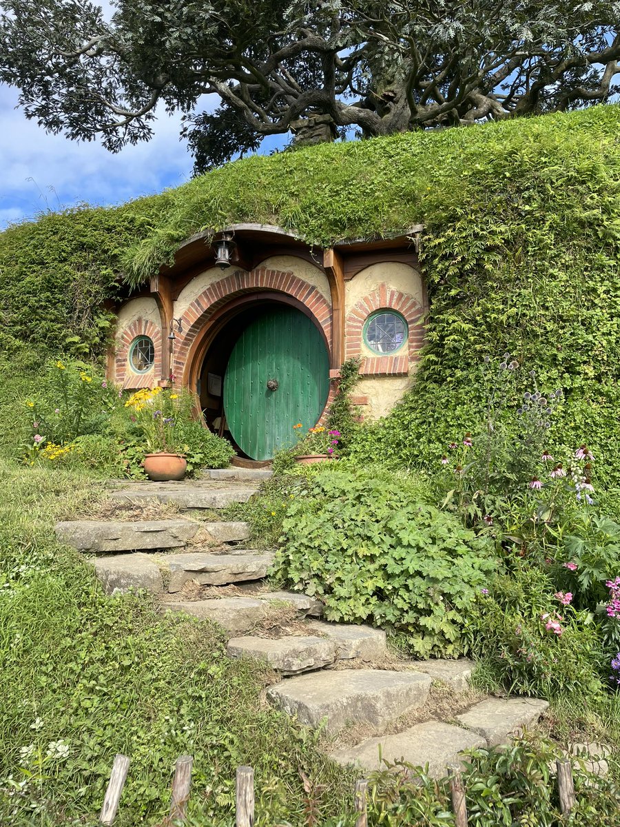 Fandoms_Rise's tweet photo. Hobbiton thread 🌿🍄🌱🍓🍃🌷 https://t.co/14IeNQlypT