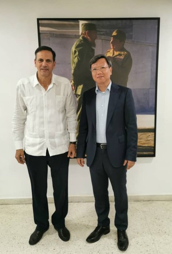 Sostuve encuentro con el Embajador de #Vietnam, Le Quang Long. Intercambiamos sobre estado actual de las históricas relaciones entre el @PartidoPCC y PCVietnam, y acciones futuras para continuar fortaleciendo los vínculos interpartidistas.