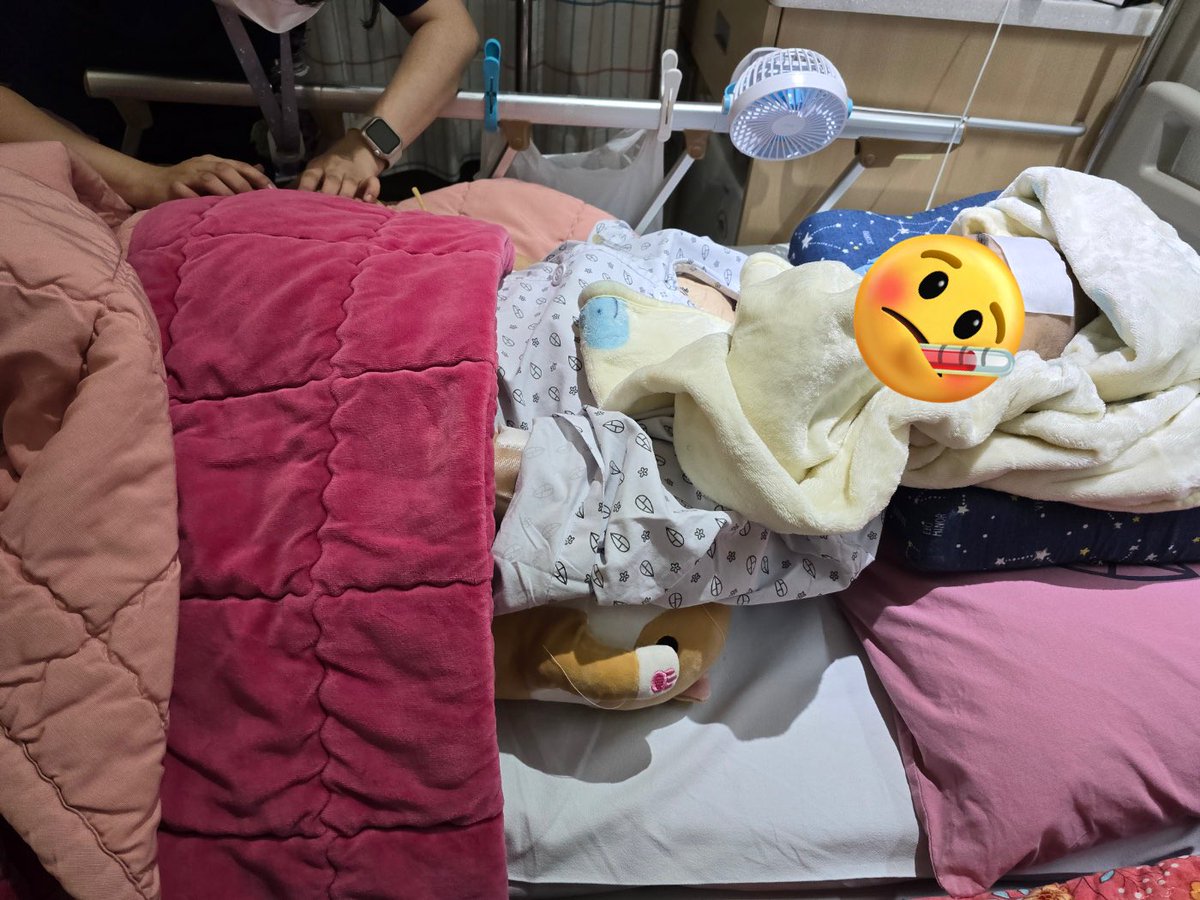 yechanwal's tweet photo. 설아입니댜 열이 잡힌줄 알았으나 밤낮없이 끓고있어용🥲 정말 많이 괴롭지만 그럼에도 감사해요 이런 고열에도 붙잡을 정신이 있다는게요 백혈병환자들은 그라신이라는 약을 맞는데 열이 높으면 관절이 정말 깨질것같아서 울면서 화장실을 가야해여 오늘보다 나은 내일을 기다립니다#왈왈이백혈병일기 https://t.co/rG7EkjXBmu