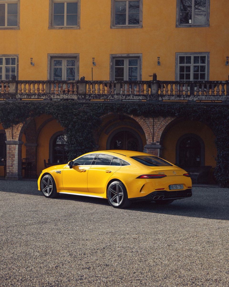 Ein ausdrucksstarkes Design kombiniert mit einer einzigartigen Persönlichkeit – das Mercedes-AMG GT 4-Türer Coupé. Wie gefällt euch die Lackierung in MANUFAKTUR yellowstone uni? 💛 📷 kenozache (IG) für #MBcreator via @MercedesBenz