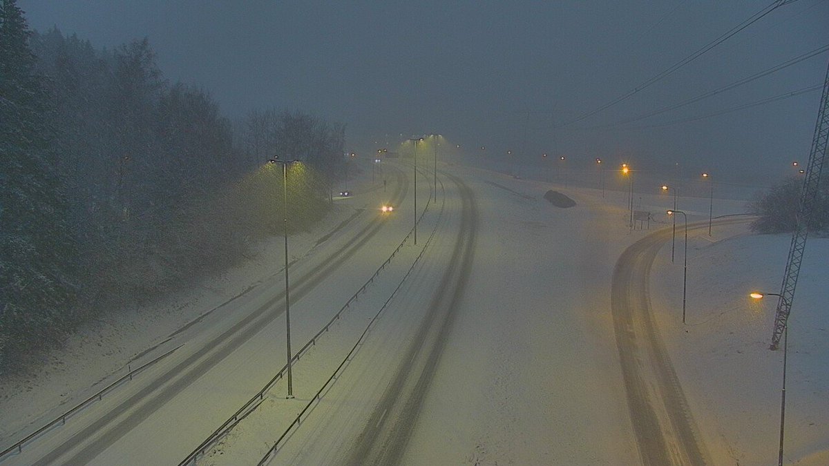LiikennePKS's tweet photo. Päivä valkenee lumisissa merkeissä, varoivaisuutta liikenteeseen! Kuvassa Kehä III Martinlaakson kohta. #ajokeli #liikenne #pkseutu #takatalvi https://t.co/Qemsq1YCKp