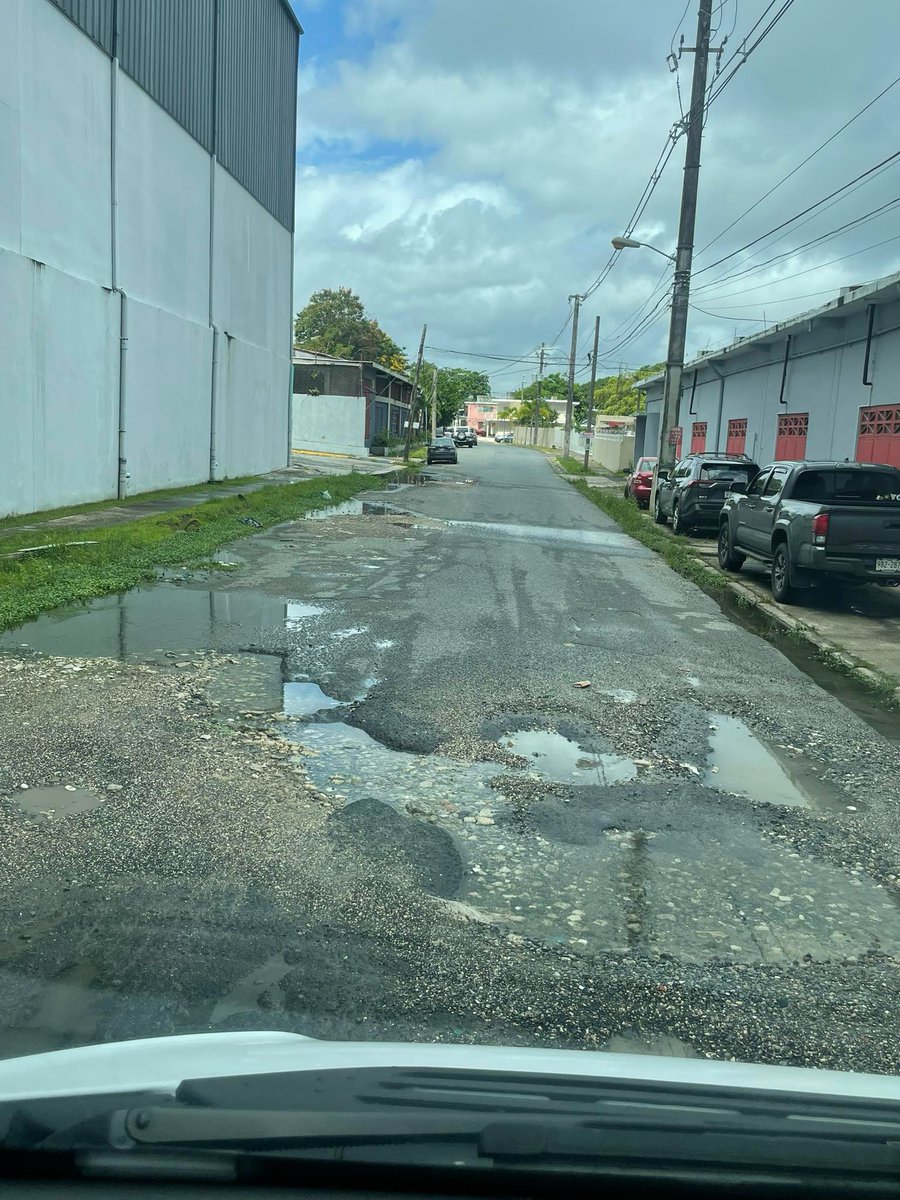 En #Carolina Calle Albeniz, al lado de Simon madera desde 2019 y todavia en el 2024 esta asi.🤦🏻‍♂️ @ACUEDUCTOSPR #adoptaunhoyo