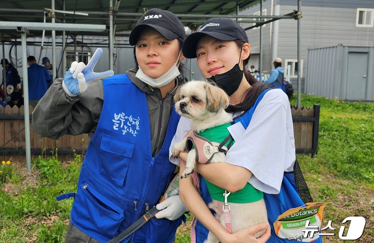 Tzuyu, Jeongyeon and Seungyeon's photos at Ansung Animal Care, volunteering on 21st April #TWICE #트와이스 @JYPETWICE