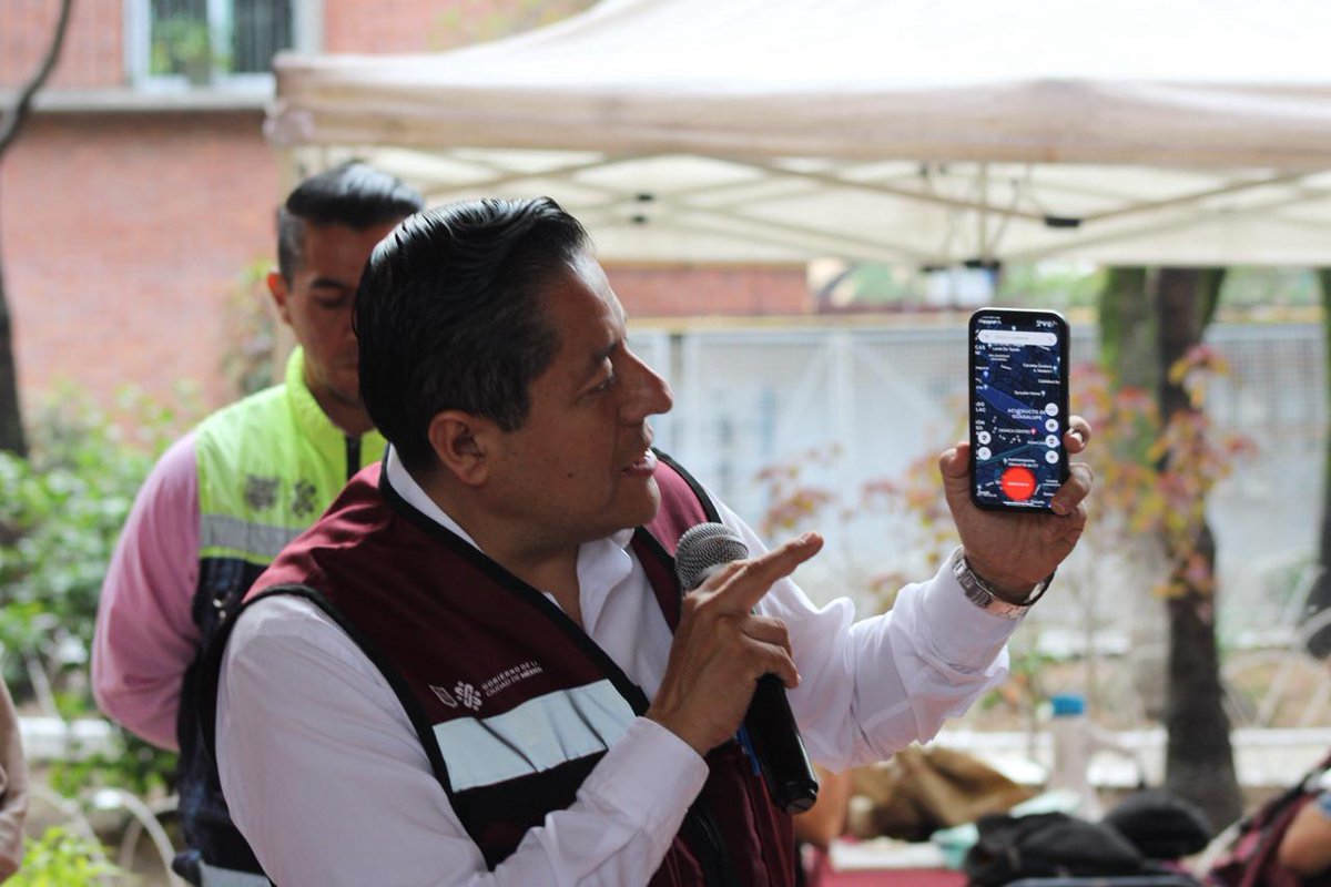 ProsocCDMX's tweet photo. La seguridad de todas y todos es primordial para la #PROSOC, por ello hablamos de la App Mi Policía con las y los habitantes de la unidad habitacional Modular Acueducto, ya que al descargarla pueden acceder al botón de pánico en caso de emergencia 🛑 https://t.co/weYz8xadJK