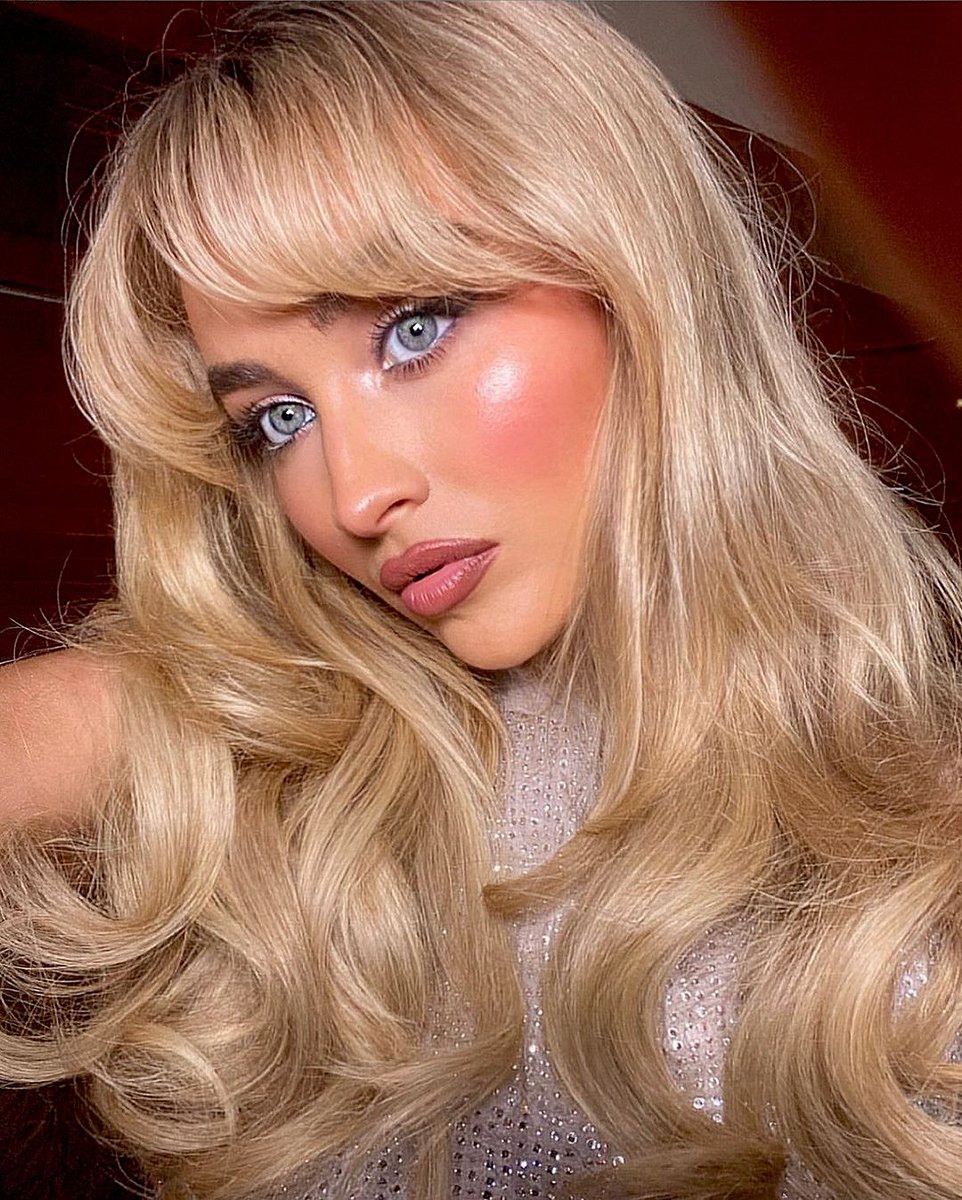 gettinggorjess's tweet image. Get The Look: Sabrina Carpenter’s (@SabrinaAnnLynn) Baby Pink Cheeks &amp;amp; Glittery Eyes At Coachella 2024 🎤✨ gettinggorjess.com/2024/04/get-th… Created by Carolina Gonzalez using @armani, #HalfMagic &amp;amp; #Cetaphil 💄💋 #SabrinaCarpenter #GetTheLook #Coachella