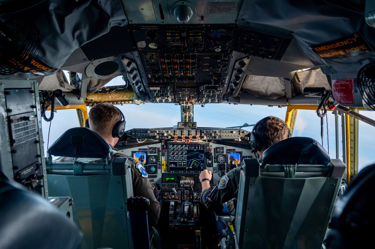 USPACOM's tweet photo. .@PACAF aircraft from #OsanAirBase and @KadenaAirBase_J integrate for aerial refueling operations, demonstrating aerial sustainment capabilities to support #FriendsPartnersAllies in deterring aggression in the #FreeAndOpenIndoPacific.
📍 #PacificOcean
📸 SrA Yosselin Campos https://t.co/W07K14jBFk