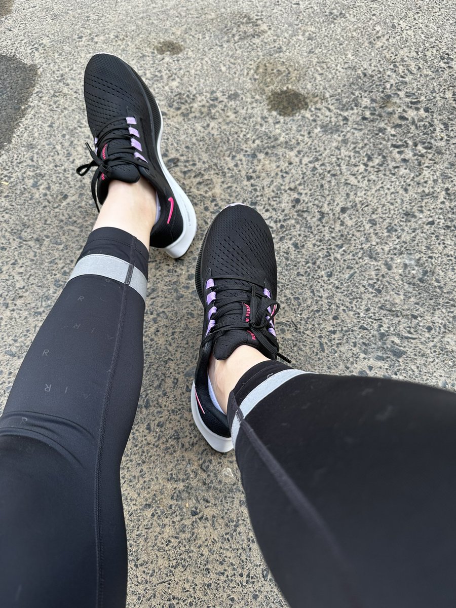 nooodles83's tweet photo. new running shoes eeeee #Nike #NikeAir https://t.co/PcCrtY3siy