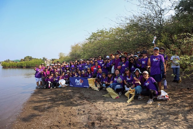 FedEx Volunteers Help Create a Better World through Clean-Up Efforts -  wheresrr.com/2024/04/23/bus… 

#WheresRR #fedex #sustainability #fedexcares #latest #news #newest #update