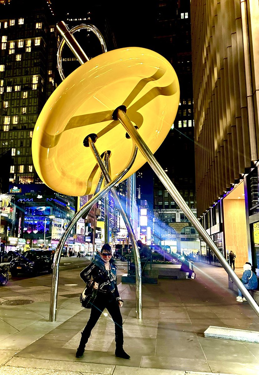 andresoriano's tweet image. A Night Out in New York City and stumbled in this cute yellow button! #yellowbutton #garmentdistrict #newyorkcity #usa ❤️🇺🇸