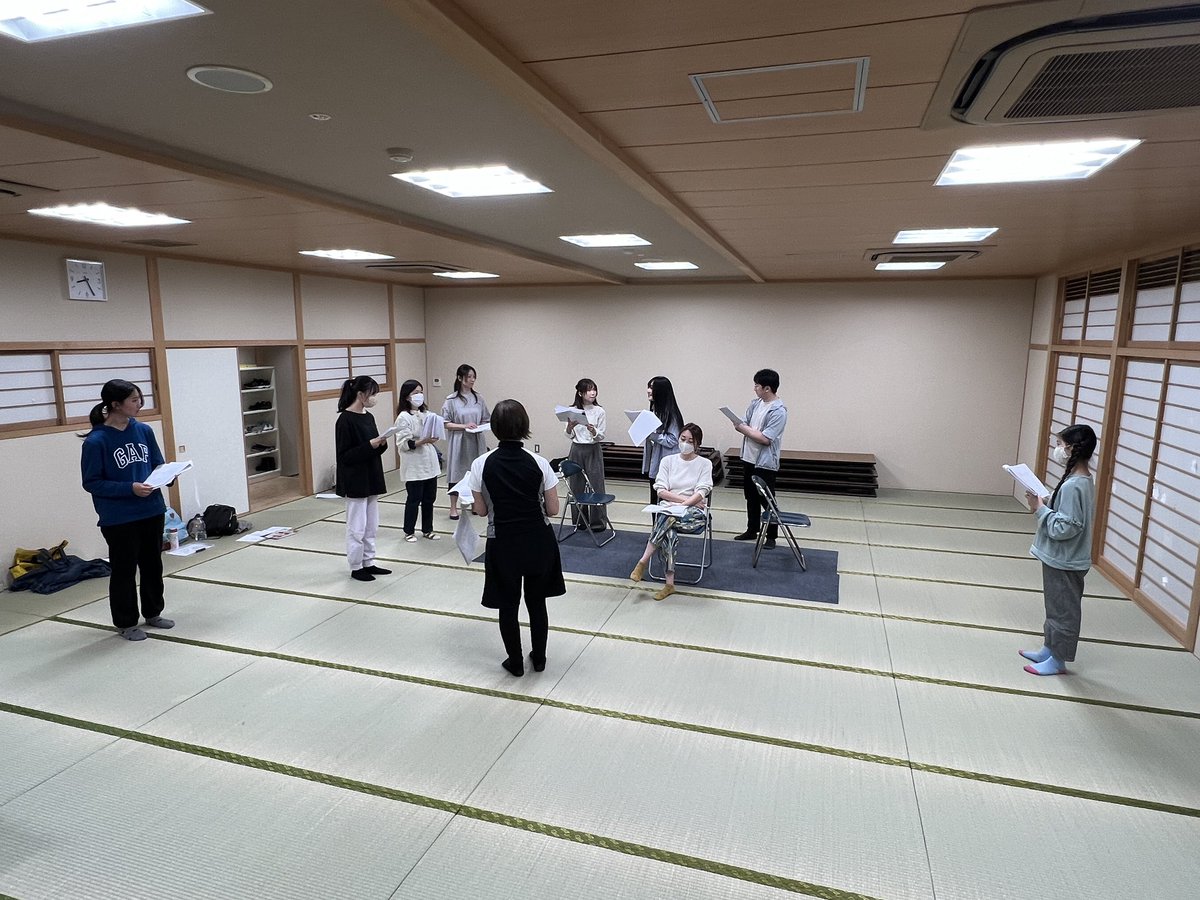 c_musicalaca's tweet photo. 4月20日のお稽古内容
本日は初めにお芝居とは何かというのを丸山先生に教えて頂き、お芝居って料理と似てて少しずつ味付けしていくことが大切で、その後相手に対してどの力の大きさで接すればいいのか、どのように動けばお客様からどう見えるのかというのを意識した練習を行いました！ https://t.co/aCnYcJ9lq8