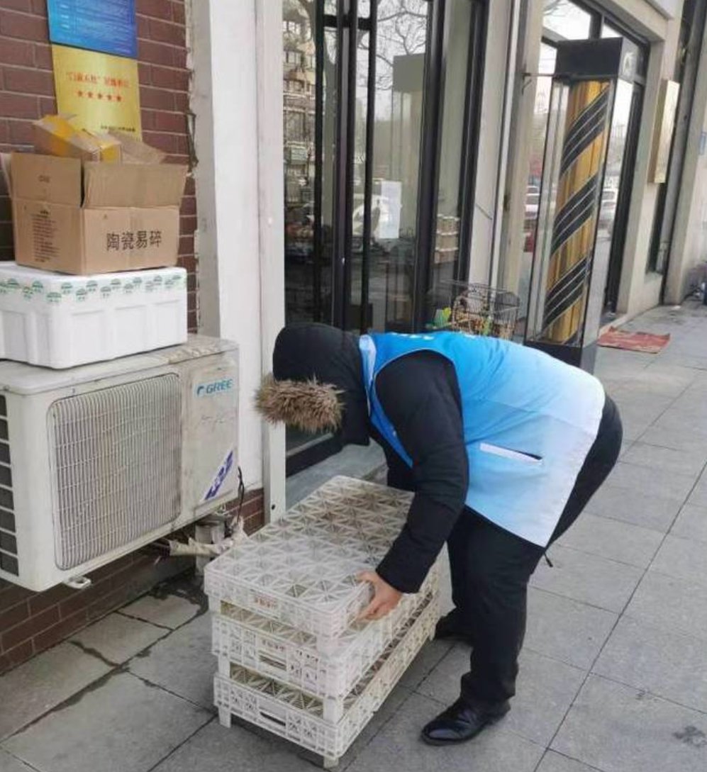 🏡🌞 The New World Sunshine Garden Community in Huaiyin District, Jinan City has integrated the concept of 'Five Guarantees at the Doorstep' into daily routines.  #CommunitySafety #ResponsibilityFirst 💼🔍