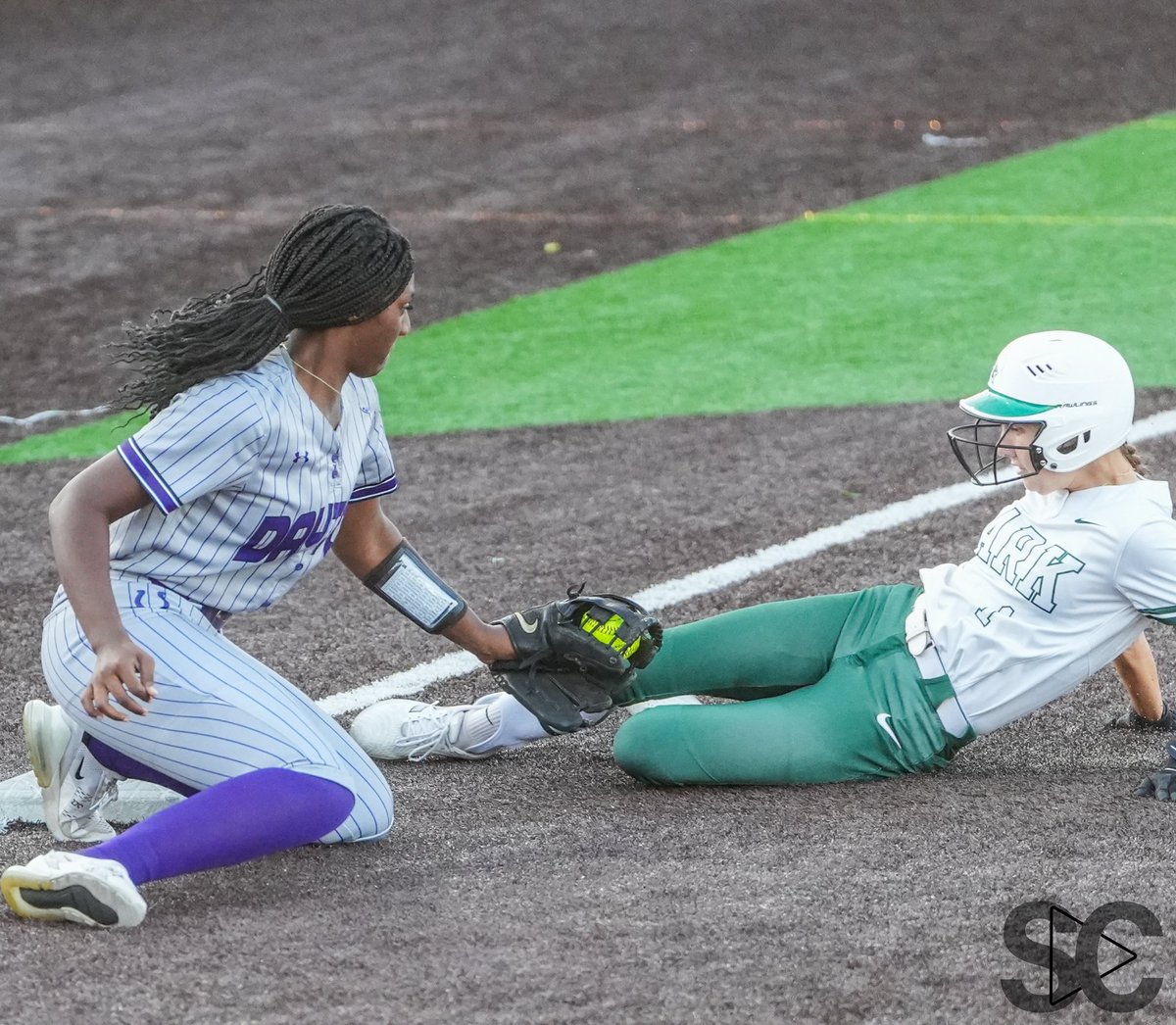 The Dayton Lady Broncos clinched the #3 seed in a tie-breaker victory against #4 seed Kingwood Park with a score of 4-3 under the Monday night lights at Humble High School. Setting the tone early, Dayton surged ahead in the 1st inning courtesy of ‘26 Bella Barziza's clutch