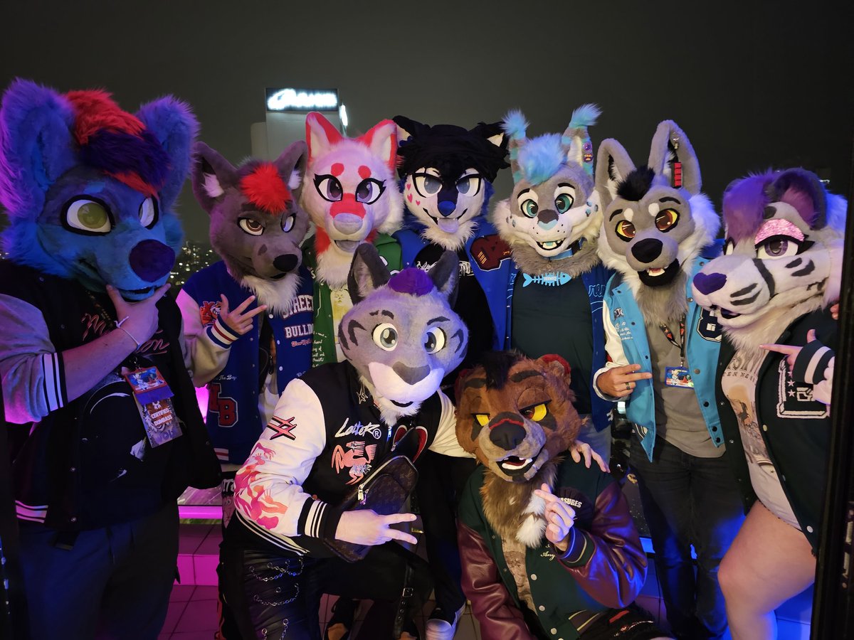 Kato_Saber's tweet photo. Varsity jacket gang at #FurDU24 going hard af 🤙 https://t.co/ifBPav7oWW