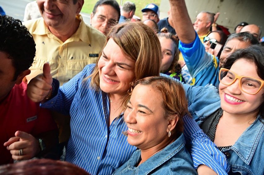 Llegamos  #EnlaCalleconJenniffer 
a #VegaAlta  para junto a mi amiga y y primera alcaldesa de Vega Alta, María Vega visitar #BarrioABarrio.