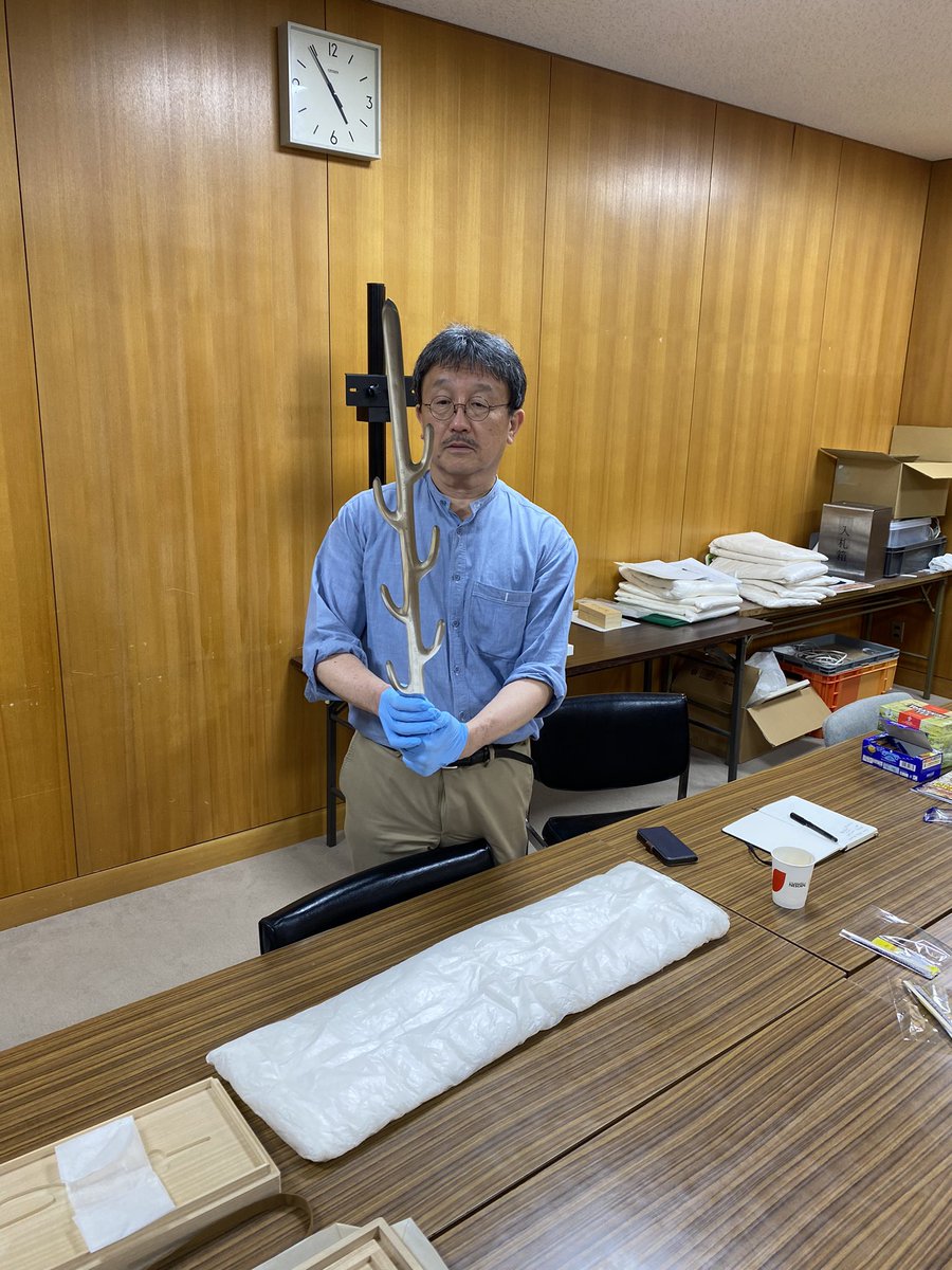 Visiting the Kashihara Institute, Nara Prefecture and being shown its wonderful collections by YOSHIMURA-sensei. Including this extraordinary six pronged sword.