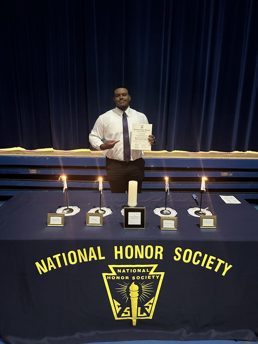 This happened today!!! 2024 NHS Inductee!! An athlete AND a scholar!! So proud of you son! There’s great honor in being honorable! 😎💪🏾📚#NationalHonorSociety #StudentAthlete #FootballScholar #SeniorSeasonLoading #TotalPackage 
@Luhxjayyy @CoachBlunt10
