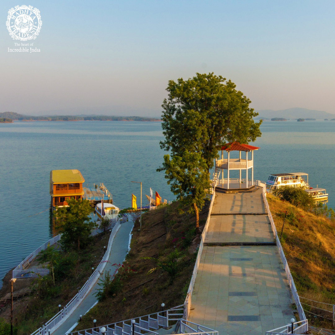 MPTourism's tweet photo. Relax by the infinity pool, feast on delicious cuisine, and immerse yourself in nature's embrace.
Your perfect getaway awaits!
#mpstdc #incredibleindia https://t.co/oGUAdSp9t6