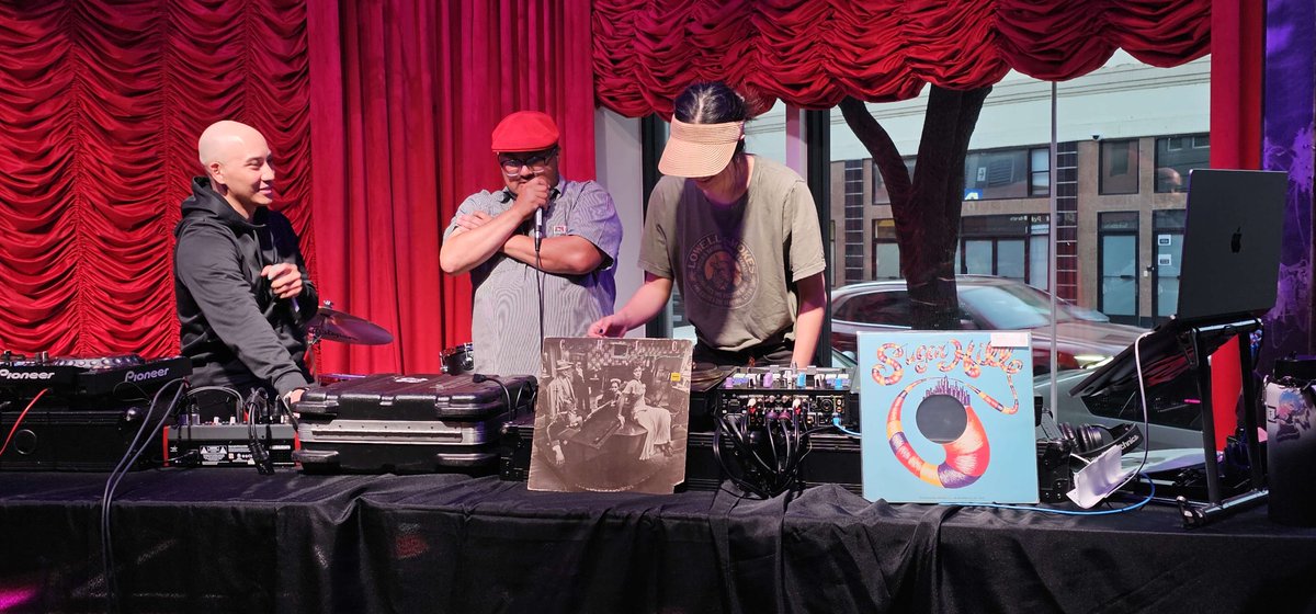 walleee_'s tweet photo. What's cool about this event, is that people come in with Vinyl and ZERO DJ experience and we teach them step by step how to mix them together in front of a crowd. Everyone learns and wins. #communitystrong #mixsterious #mixsteriousmondays https://t.co/NkZevEzKkU