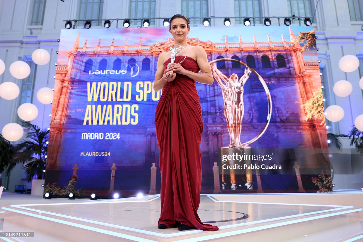 Aitana Bonmatí poses with the Sportswoman of the Year award during the Laureus World Sports Awards at Galería De Cristal in Madrid, Spain. More 📷 #Laureus24 ➡️ tinyurl.com/28zdhr5n