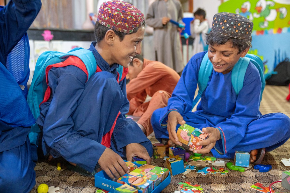 Afghan children feel free and safe in over 750 child friendly spaces set up by @UNICEF with support from @EU_Commission @JapanGov @ItalyMFA @MOFAkr_eng @NorwayMFA.

This is where children can play, learn and access psychosocial support and other services.

#UNICEFThanks