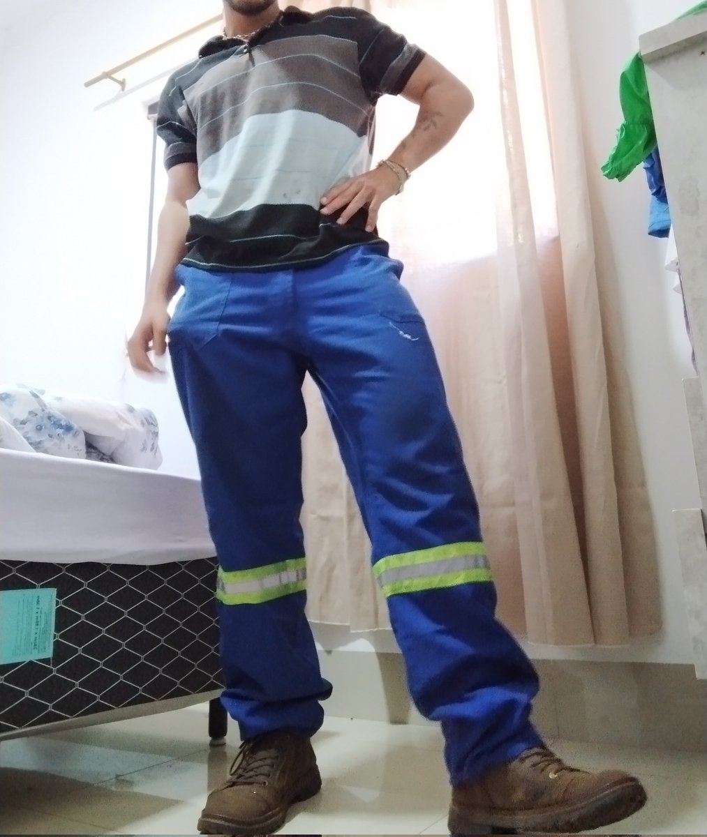 Outfit pra entregar gás. Arrisquei nesse conjunto de polo com calça de gari pra transmitir simplicidade, e uma butina pra me levarem a sério. Usaria mas não trabalho nem entrego gás