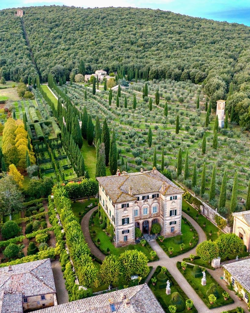 Cetinale, Italy 🇮🇹 Villa Cetinale is a historic estate, dating back to the 17th century. It's a masterpiece of Baroque architecture, designed by Carlo Fontana, with its grand façade, graceful portico, and majestic cupola. 📸cetinale