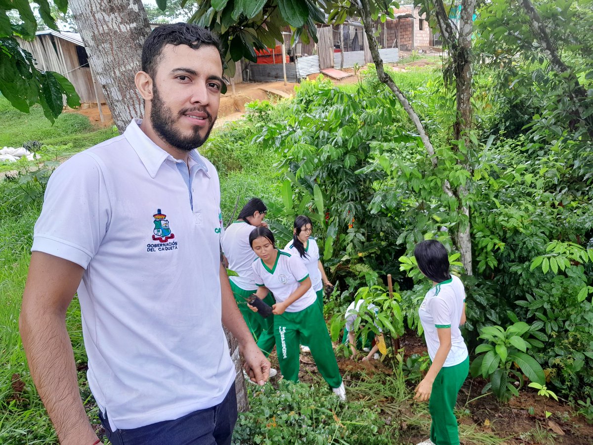 Estudiantes Prestadores del Servicio Social Unadista del CEAD Florencia,  avanzan con acciones solidarias en I.E. La Esperanza. Articulación con Secretaría Ambiental y de Agricultura de la Gobernación de Caquetá.  
Gestión con liderazgo transformacional.
Más UNAD, más Equidad.