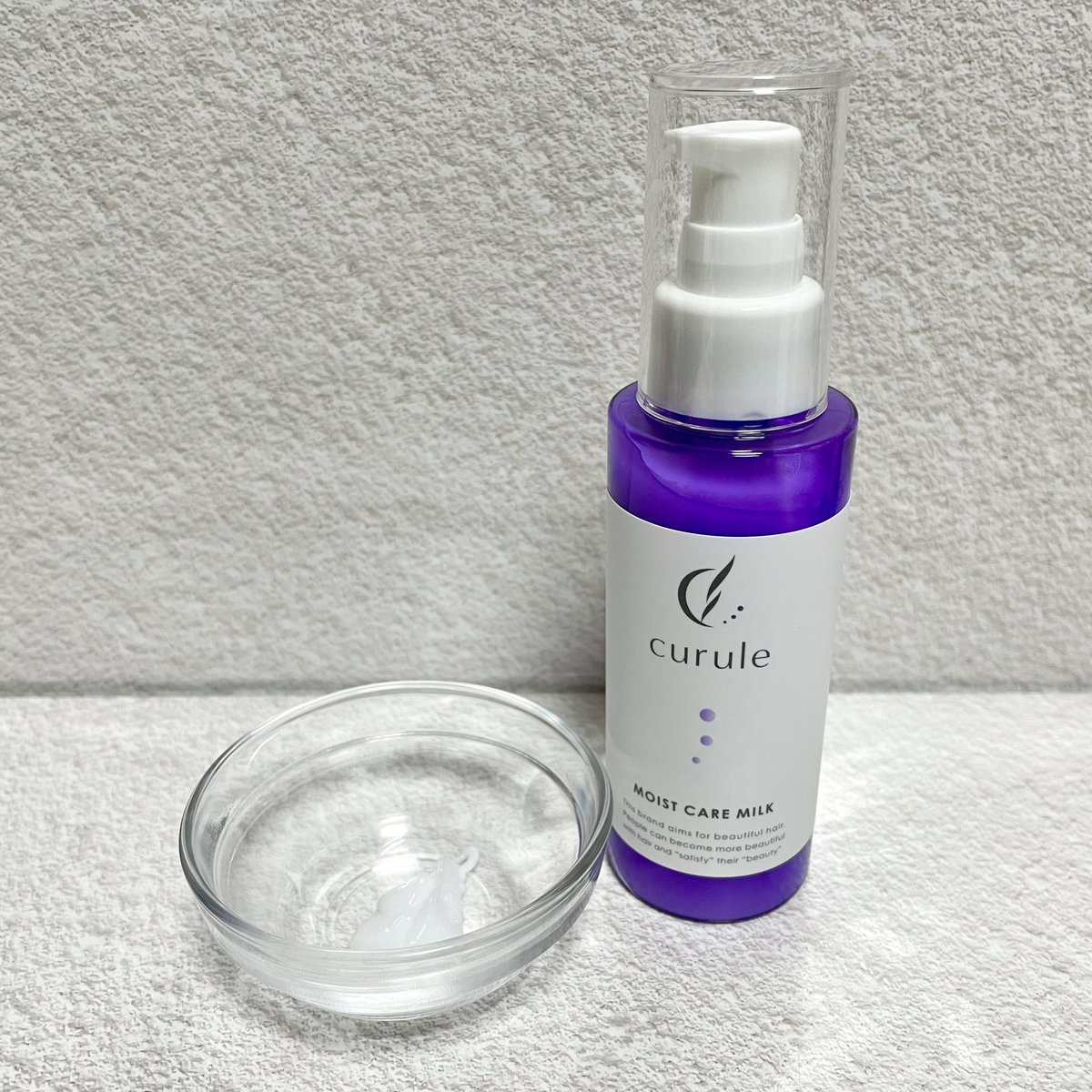 mnst_ts's tweet photo. curule ヘアミルク
#PR
#クルール #curule #ヘアミルク  #ヘアケア #カラーケア #髪質改善
https://t.co/9duPZVqgUC
美容室で生まれた「かわいい」や「キレイ」を守るためカラーなどのダメージケアに注目し扱いやすい髪のベースを整えるヘアミルクです✨

ヘアオイルより内部へ浸透するミルクタイプで、ダメージ補修を行いシルクのようにサラっとまとまり柔らかく指通りの良い髪へと導きます🙌🏻

フルーティームスクの香りがリラックス感はもちろん上品な印象に導いてくれます✨
ヘアケアやスタイリングだけでなく、香りもこだわったヘアミルクで使う度に気分も上がります💮