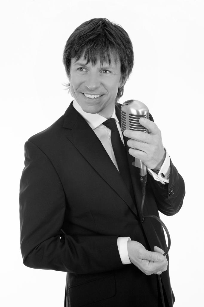 PaulJamesBand's tweet photo. We’re delighted to welcome a very special guest performer to the Gin Bar this Saturday.  Steve Walls is one of the most popular &amp; versatile performers in the UK and a close friend of ours for many years. Enjoy his warm and engaging personality &amp; voice from 7pm.🎤🎶#crowneplazancl https://t.co/rjWkfWLYGr