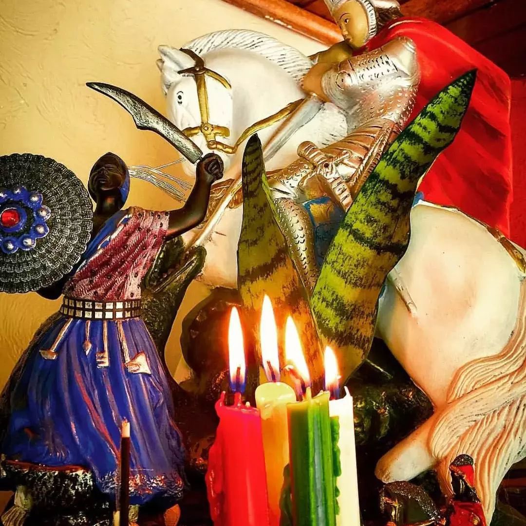 Hoje, dia 23 de abril, celebramos São Jorge e Ogum, o cavaleiro que vence as demandas (dragão) todo dia. É o protetor do trabalhador, do honesto e do justo. Que ele venha nos valer pelo dia de hoje e todos os outros. Axé!