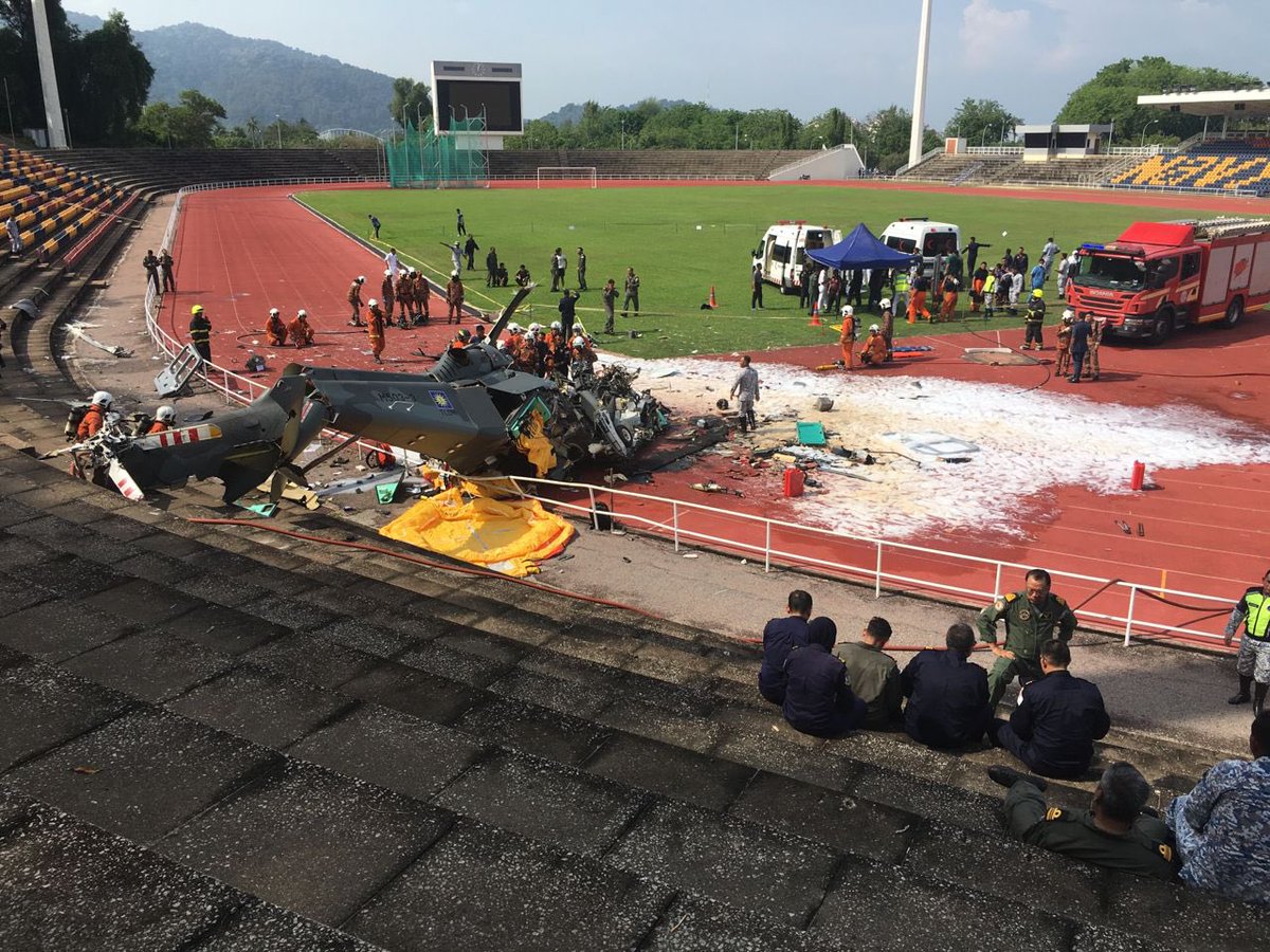 KittyAriba's tweet photo. Kita dh boleh kot stop this kind of show for the sake of vvip.. not first time askar kita meninggal/mati just to do this stunt. Askar gugur sbb perang bukan sbb majlis sambutan atau ulangtahun.. takziah pada keluarga mangsa 😫 https://t.co/LFgVUiaRQx