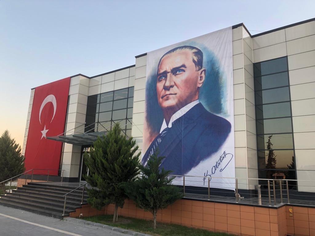 Bağımsızlığımızın sembolü TBMM'mizin 104. kuruluş yıl dönümü ve 23 Nisan Ulusal Egemenlik ve Çocuk Bayramını kutluyorum. Bu eşsiz eserlerin banisi, Gazi Mustafa Kemal Atatürk ve aziz şehitlerimizi rahmet ve saygıyla anıyorum.Ruhları şadolsun.