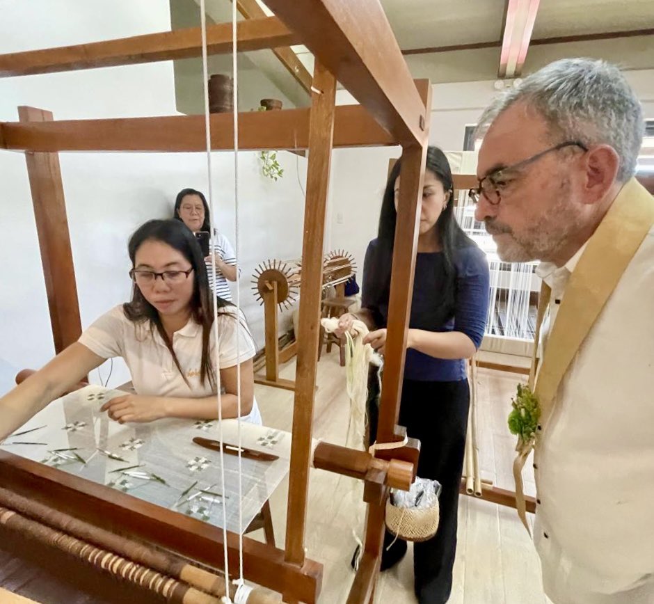 👏 Amazed at the artistry behind harvesting and weaving of the 🇵🇭 #Aklan piña, recognized as part of UNESCO’s Intangible Cultural Heritage of Humanity List. 🌐 #BiyaheNiLuc #EUinPH