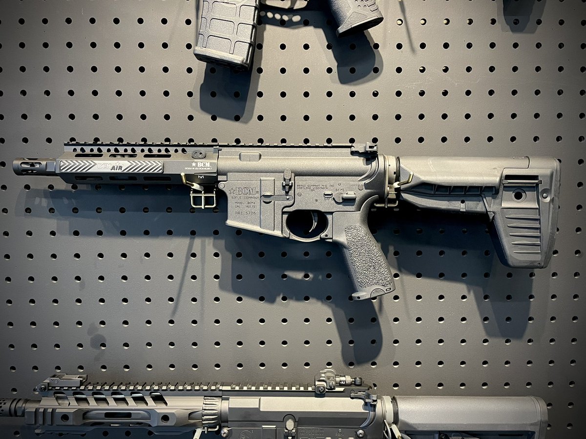 MILSPEC_CONCEPT's tweet photo. こんにちは新人スタッフのナルセです!
アメリカンな星型刻印がカッコいい電動ガン、BCMAIR MCMR-SBR-8
コレクションとしても、
電動ガンとしても一級品です💪
是非店頭にてご覧ください🚗
インスタにもあげます!
#MILSPECCONCEPT
#宮崎
#宮崎サバゲー
#宮崎エアガン
#BCMAIR https://t.co/h30E4eHyy8