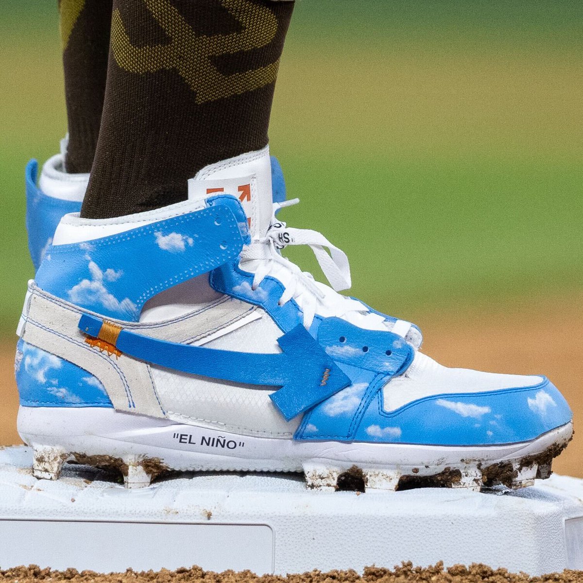 Fernando Tatis Jr. added to his unmatched custom cleat run tonight with Off-White 'Cloudy Sky' Jordan 1s 🌤️
