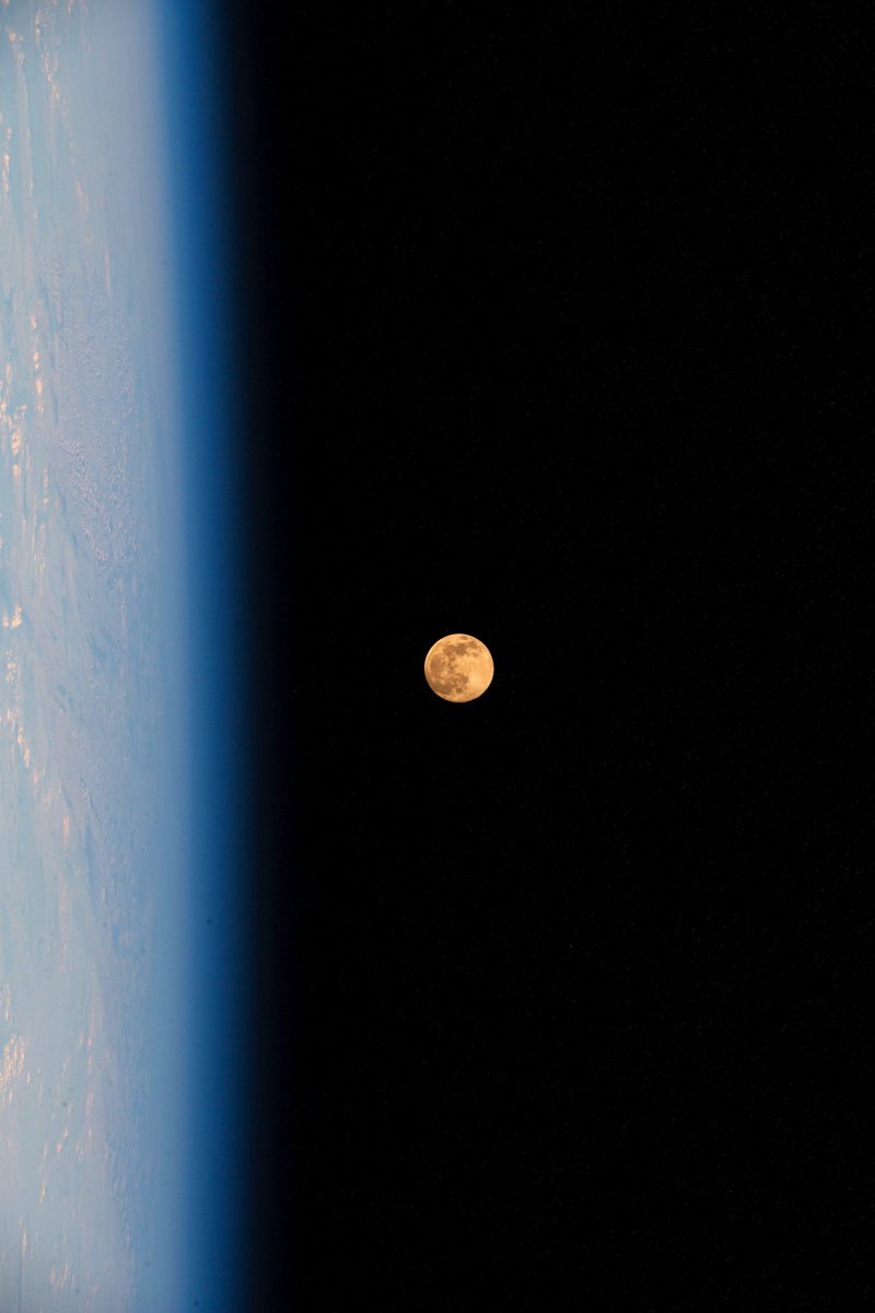 The Moon from the International Space Station as it was orbiting 267 miles above the southern Indian Ocean. 📸 NASA