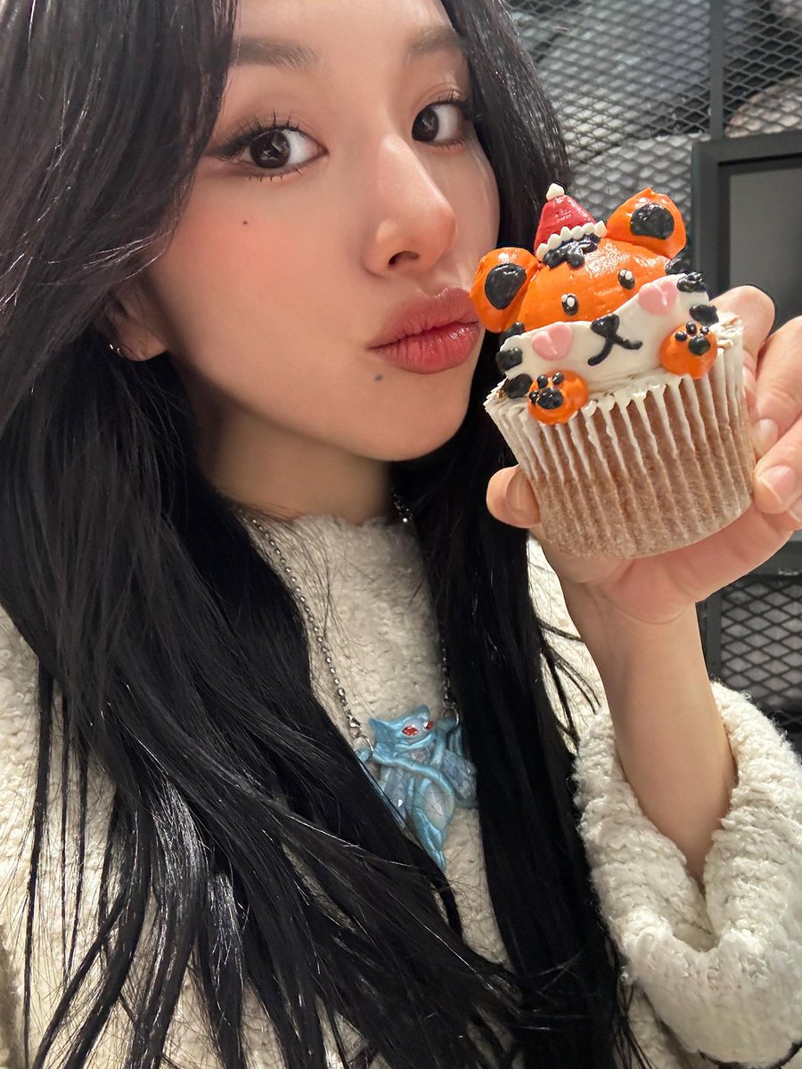 CHAEYOUNG BIRTHDAY SELCA SHE'S SO PRETTY