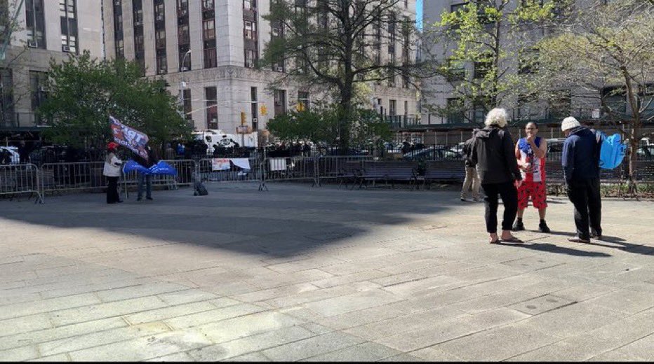 Settle a bet for us - were there 3 Trump supporters or 4 Trump supporters outside the courthouse today? Video: youtu.be/lbXLwcIUSEs?si…