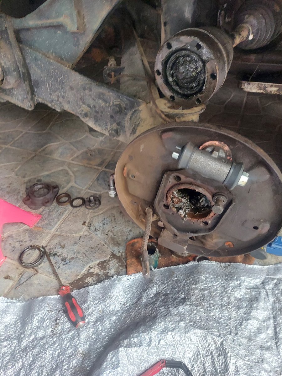 New Brake Wheel Cylinder fitted, rear wheel Bearings out, now need to clean everything and reassemble. Then the CV Boots

#VWthing #vwtype181 #vwtype182