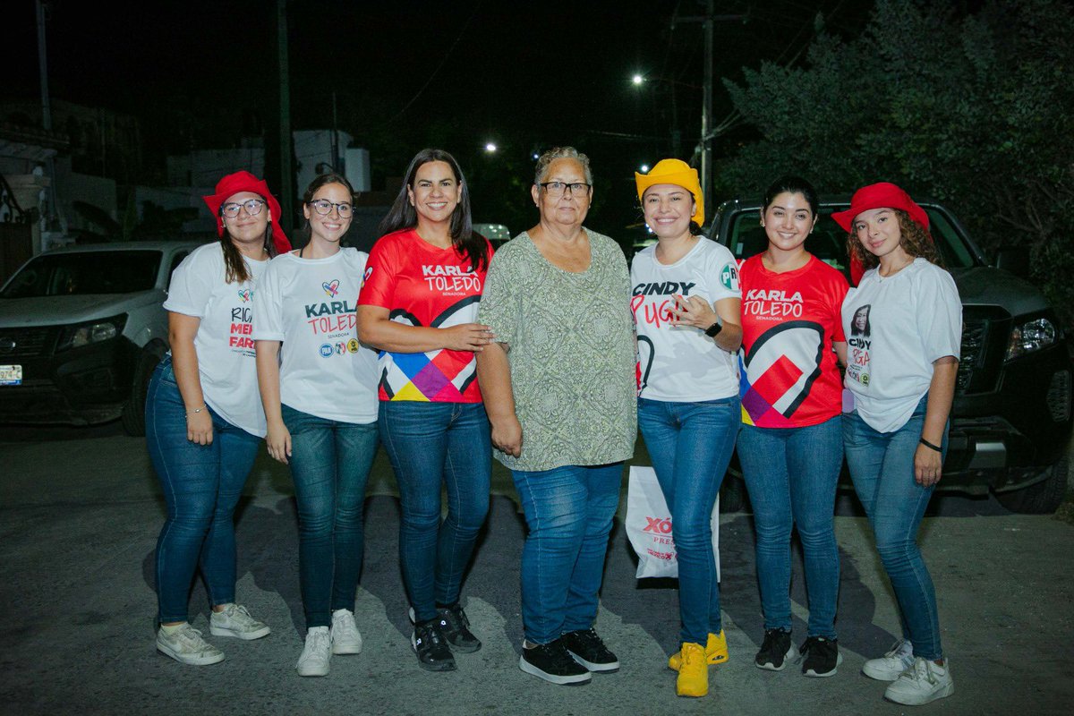 Más de 280 casas en #HaciendaSantaMaria 📍 y un solo parque que está en el abandono total !!! 

Aquí ando con Cindy platicando con doña María, Doña More, doña Elvira, Don Pedro, Don Julián y otros vecinos 😄